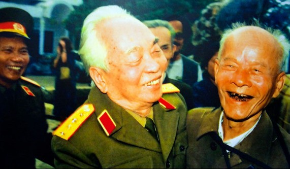 Đại tướng Võ Nguyên Giáp gặp ông Bùi Duy Ly, phóng viên ảnh chiến trường báo Quân đội nhân dân (ảnh minh hoạ, nguồn: Tuổi Trẻ)